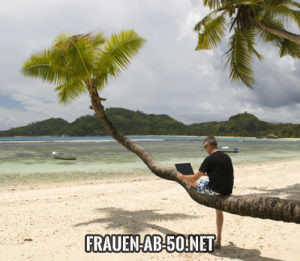 Ältere Frauen stehen auf Jüngere