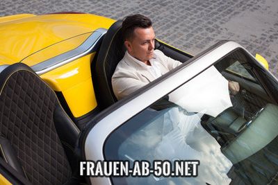 Ältere Frauen stehen auf Jüngere
